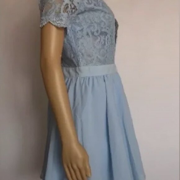 MISSGUIDED V Neckline Lace Dress - Picture 4 of 7